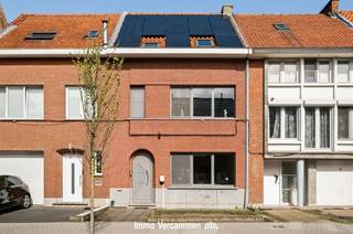 <p><span>Instapklare en energiezuinige woning gelegen op een gunstige locatie in Mechelen. </span></p><p><span>Op het gelijkvloers bevindt zich een inkomhal met gastentoilet, een lichtrijke living met eetkamer, een volledig uitgeruste keuken, veranda en een praktische wasplaats/berging. </span></p><p><span>De eerste verdieping omvat twee ruime slaapkamers en een comfortabele badkamer. Op de tweede verdieping zijn nog twee volwaardige kamers en een zolderberging voorzien. </span></p><p><span>Buiten geniet u van een onderhoudsvriendelijke tuin met terras. </span></p><p><span>Ideale gezinswoning met vier slaapkamers, veel lichtinval en een vlotte bereikbaarheid nabij winkels, scholen en openbaar vervoer.</span></p>
