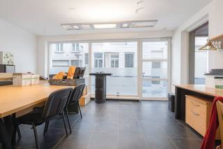 In de Trapstraat, op een centrale ligging in hartje Zottegem, bevindt zich deze praktische kantoorruimte die ideaal is voor zelfstandigen, kleine ondernemingen of vrije beroepen. Dankzij de ligging vlak bij winkels, openbaar vervoer en parkeergelegenheden geniet uw klantenbestand van een optimale bereikbaarheid.<br /><br />De kantoorruimte omvat een aangename werkruimte met voldoende lichtinval, een kleine kitchenette, een aparte toiletruimte en een kelder die extra opslagmogelijkheden biedt. De indeling is eenvoudig en functioneel, waardoor de ruimte flexibel kan worden ingericht naargelang uw activiteit.<br /><br />De kantoorruimte is beschikbaar vanaf 01/04/2026. Een frisse start voor uw onderneming? Laat van u horen en dien online uw bezoekaanvraag in!<br /><br />