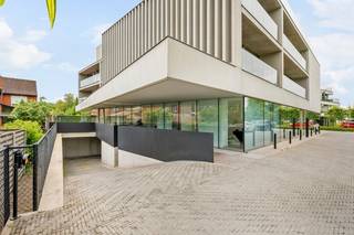 In het hart van Loppem, deelgemeente van Zedelgem, bevindt zich dit recente en bijzonder energiezuinige appartement, afgewerkt in 2020 en gelegen op een uitstekende, vlot bereikbare locatie.<br /><br />Dankzij de centrale ligging woont u hier op wandelafstand van onder meer bakker, supermarkt en andere dagelijkse voorzieningen, terwijl ook de bereikbaarheid een absolute troef vormt.<br /><br />Met een bewoonbare oppervlakte van 90 m² biedt dit appartement een aangename combinatie van ruimte, praktische indeling en hedendaags woonplezier.<br /><br />Het appartement is gelegen op de tweede verdieping en is bovendien vlot toegankelijk dankzij de aanwezigheid van een lift.<br />Via de inkomhal met gastentoilet komt u in de lichtrijke leefruimte, waar de grote raampartijen zorgen voor een bijzonder aangename sfeer en een overvloed aan natuurlijk licht. De afwerking met parket in de leefruimte versterkt het warme en verzorgde karakter van het geheel. Aansluitend bevindt zich de volledig geïnstalleerde open keuken, die niet alleen hedendaags oogt, maar ook beschikt over voldoende opbergmogelijkheden en perfect aansluit op het dagelijkse gebruiksgemak.<br /><br />Een extra troef is de praktische inham in de leefruimte, die perfect kan worden ingericht als bureauhoek, speelruimte of extra leeshoek, afhankelijk van uw eigen woonbehoeften.<br />Vanuit de leefruimte heeft u bovendien toegang tot het zongerichte terras van 18 m², waar u kan genieten van een aangename buitenruimte met een mooie oriëntatie.<br /><br />Verder omvat het appartement twee volwaardige slaapkamers, een praktische berging met aansluiting voor wasmachine en droogkast, en een verzorgde badkamer uitgerust met inloopdouche, ligbad en dubbele wastafel.<br />Ook hier werd duidelijk gekozen voor functionaliteit en een doordachte indeling.<br /><br /><strong>Op energetisch vlak scoort deze eigendom bijzonder sterk. Met een EPC van slechts 49 kWh/m², een A-label en een E-peil van 35 is dit appartement volledig klaar voor de toekomst.<br /><br />Dat maakt het niet alleen bijzonder interessant voor eigen bewoning, maar ook als opbrengsteigendom dankzij de recente afwerking, uitstekende energiescore en sterke verhuurbaarheid.</strong><br /><br />Als extra troeven zijn ook een <strong>autostaanplaats en kelderberging inbegrepen in de prijs</strong>, wat het praktische karakter van deze eigendom nog verder versterkt.<br /><br />Dit appartement is de ideale keuze voor wie op zoek is naar een instapklare, recente en energiezuinige woonst op een centrale ligging, met alle hedendaagse troeven binnen handbereik.<br />Een bijzonder interessante opportuniteit in Loppem die absoluut een bezoek waard is.<br /><br /><strong>EPC 49 kWh/m2 (A-Label) E-Peil 35</strong><br /><br />+ Energiezuinig recent appartement (A) met kwalitatieve materialen<br />+ Autostaanplaats en privatieve berging inbegrepen in de verkoopprijs<br />+ Ruim en zonnig terras<br />+ Lift aanwezig<br />+ Vloerverwarming &amp; Ventilatiesysteem D met warmterecuperatie<br />+ Videofoon<br />+ Ruime bewoonbare oppervlakte van 90m2<br /><br />KOOP DEZE TOPPER RECHTSTREEKS VAN DE EIGENAAR!<br /><br />Neem contact op met de verkoper via Whatsapp <strong>0479/78.71.71</strong> of email <strong>ongenae.elke@gmail.com</strong><br /><br />DIT APPARTEMENT WORDT VERKOCHT ZONDER VASTGOEDMAKELAAR!<br /><br />Ook beslist om uw eigendom te verkopen? Bespaar de makelaar dankzij onze reeds bewezen succesformule.