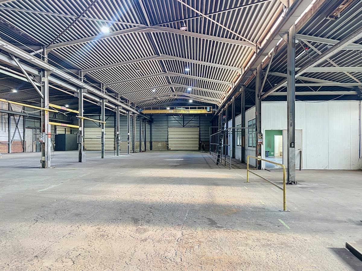 Entrepôts avec bureaux (total 3 876 m²) à louer à Melle - photo 4