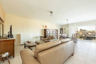 INDELINGDe inkomhal is uitgerust met een op maat gemaakte kast en een apart toilet. Achteraan bevindt zich de leefruimte en halfopen keuken waar men...