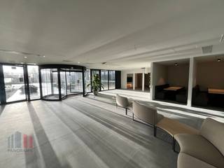 Uitzonderlijk goed bereikbare, instapklare kantoren van 384 m² te huur, ideaal gelegen dankzij de directe aansluiting met de R4 op slechts 1...