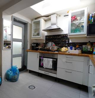 Hier wonen is vlakbij alles : centrum, supermarkt, tram, bus, HO-Gent en op fietsafstand van alle faculteiten.Er is cv gas, er is een koertje,...