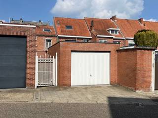 Ontdek deze charmante en gezellige rijwoning met een uitstekende ligging!De woning wordt verkocht met een lopend huurcontract, dat door de nieuwe...