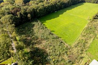 Ruim perceel bouwgrond van 2.663m² voor open bebouwing met een straatbreedte van 48m gelegen op het einde van een doodlopende straat, op een...
