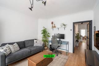 Dit prachtig gerenoveerde appartement bevindt zich op de tweede verdieping van een kleinschalige residentie en biedt een perfecte combinatie van comfort, kwaliteit en een uitstekende ligging.<br /><br />Recent werd het appartement grondig vernieuwd, waarbij bijzondere aandacht uitging naar hoogwaardige materialen en een verfijnde afwerking. De rustige ligging in een aangename straat vormt een absolute meerwaarde, terwijl het strand, de winkels en het centrum zich op wandelafstand bevinden.<br /><br />Via de inkomhal, voorzien van een gastentoilet en een stijlvolle glazen deur met gietijzeren look, betreedt u de lichtrijke leefruimte. Deze sluit naadloos aan op de moderne, vernieuwde keuken, wat zorgt voor een aangename en open woonbeleving. Verder beschikt het appartement over een verzorgde badkamer, twee volwaardige slaapkamers en een praktische berging.<br /><br />Ook op technisch vlak is het appartement volledig in orde. De elektrische installatie beschikt over een conforme keuring, de verwarming gebeurt via centrale verwarming op aardgas en dankzij de gunstige EPC-score C geniet u van een energiezuinige woonst.<br /><br />Bent u op zoek naar een instapklaar appartement met kwalitatieve afwerking, een rustige omgeving en een centrale ligging vlak bij zee? Dan is dit zonder twijfel een bezoek waard.<br /><br />