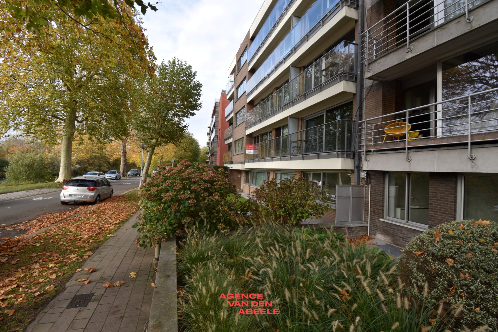 Uitzonderlijk breed appartement met 2 slaapkamers en terras - foto 1