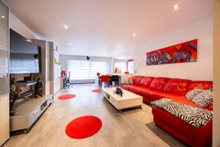 Wij stellen u graag dit appartement voor met drie slaapkamers, een veranda en een tuin op de gelijkvloerse verdieping van een goed onderhouden gebouw. De garagebox is tevens inbegrepen in de prijs!<br /><br />Als uitdrukkelijke voorwaarde van de verkoop zullen de eigenaars een levenslange huurovereenkomst sluiten in afwachting van hun toekomstplannen. <br /><br />Indeling<br />U betreedt het appartement via een ruime inkomhal met vestiairekast. Deze is centraal gelegen en geeft doorgang aan de woonkamer, een moderne badkamer met inloopdouche, dubbele spoelbak verwerkt in meubel en een apart toilet. Langs de grote woonkamer (35m²) vindt u de hypermoderne, open keuken (12m²). Deze laatste is voorzien van een inductiekookplaat, een dampkap van Novy, een oven en microgolfoven, koelkast en diepvries, vaatwasser en een enkele spoelbak, alsook de aansluiting voor de wasmachine. Aan de achterzijde van het appartement situeren zich drie slaapkamers (19m², 11m² en 8m²), waarvan de middelste doorgang geeft aan de veranda (23m²). Vervolgens betreedt u een Oostgerichte tuin (47m²). Hierlangs kan u de achterliggende garage terugvinden. De slaapkamers zijn voorzien van ingemaakte kasten.<br /><br />Ligging<br />Het appartement geniet van een uitstekende ligging. U bevindt zich in een rustige wijk tussen de Bremweide en Domein Ertbrugge, waardoor u als het ware omarmd wordt door de groene boog rond Deurne. Zo kan u tot aan het Park Groot Schijn wandelen en vervolgens naar het Rivierenhof. Op een steenworp van uw voordeur vindt u zowel de tramhalte van tram 5, alsook het Wim Saerensplein. Op deze manier heeft u alles wat u wenst, binnen handbereik: een supermarkt, keurslager, bakker, apotheek... en een uitstekende verbinding het met stadscentrum van Antwerpen!<br /><br />Pluspunten<br />- Zeer ruim: 103m²<br />- Modern gerenoveerd, uitstekend onderhouden<br />- Zeer gunstige ligging<br /><br />Klinkt dit als een ideaal appartement voor u? Bel dan snel naar One vastgoed via 03 360 85 30 om een afspraak te bemachtigen!