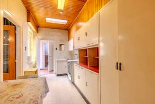 Rustig gelegen woning met veel renovatiepotentieel en o.a. 3 slaapkamers in Lier.<br /><br />Indeling: inkomhal; leefruimte; keuken; apart toilet; berging en veranda met toegang tot de tuin <br /><br />1V: 3 slaapkamers en badkamer <br /><br />Ruime af te werken zolder <br /><br />Algemeen: <br /><br />- Daken vernieuwd in 2017<br />- EPC F (renovatieverplichting) <br />- Rustige ligging<br />- Verwarming op gaskachels <br />- Veel potentieel <br /><br />Bekijk zeker de 360° rondgang via onze website (+ mogelijkheid tot opmeten en ontmeubelen).<br />Alle attesten zijn beschikbaar onderaan op onze website.<br />Voor meer info of een bezoek: 0472 22 22 77 of thomas@solittvastgoed.be.