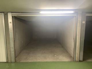 Gelegen in de Sint Denisplaats te Veurne, op korte afstand van het centrum, bevindt zich deze ruime ondergrondse garagebox...