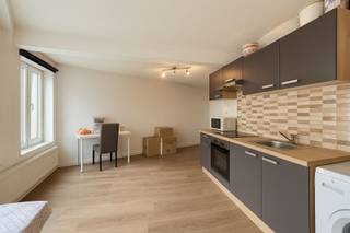<p>Ruim één-slaapkamerappartement in een charmant gebouw, gelegen in het centrum van Aat.<br />Indeling: inkomhal met apart toilet, mooie en lichte woonkamer, ingerichte keuken, ruime open kantoorruimte, mooie slaapkamer en badkamer met ligbad en wastafel.<br />Het appartement beschikt ook over een privékelder.</p><p>Technische kenmerken: EPC B, dubbele beglazing, centrale verwarming op gas via een individuele ketel, conforme elektrische installatie, gebouw voldoet aan de brand- en elektriciteitsnormen.</p><p>Bezoeken op afspraak met IMMO BEGUIN: baptiste@immobeguin.be</p>