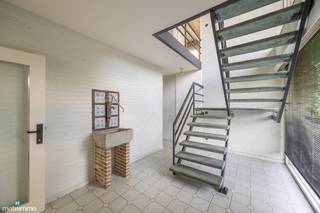 VERRASSEND RUIME, VRIJSTAANDE WONING MET MULTIFUNCTIONELE RUIMTE (TANDARTSPRAKTIJK), DUBBELE GARAGE EN RUIME ZUIDWEST-GEORIENTEERDE TUIN IN VAL-MEER<br /><br />*** Bekijkt u deze woning via een aanverwante website? Surf dan naar https://matisimmo.be/nl/aanbod/4440077/villa-te-koop-in-3770-riemst en klik op volgende link voor het INTERACTIEF GRONDPLAN: https://grondplan.matisimmo.be/grondplan/?map=RiemstVerbindingsweg20 ***<br /><br />Deze opmerkelijk ruime woning met praktijkruimte is gelegen aan de Verbindingsweg 20 te Val-Meer, een deelgemeente van het landelijke Riemst. Dankzij de gunstige ligging zijn alle dagelijkse voorzieningen vlot bereikbaar in de omgeving, evenals de op- en afritten van de E313. Omliggende steden zoals het gezellige Bilzen en Maastricht zijn vlot bereikbaar. Daarbuiten is Riemst gekend om haar vele fiets- en wandelroutes doorheen de groene omgeving en voorbij historische gelegenheden.<br /><br />De woning is verrassend ruim met een woonoppervlakte van maar liefst 231m<sup>2</sup> én beschikt over een multifunctionele ruimte met aparte ingang. Dit vormt een groot pluspunt voor zelfstandigen (in hoofd- of bijberoep).<br />Daarbuiten is de tuin werkelijk een groene oase, piekfijn onderhouden en verschillende gezellige plaatsjes in de tuin om tot rust te komen.<br /><br />We betreden de woning via de inkomhal, die toegang biedt tot de ruime, lichtrijke woonkamer met zit- en eetgedeelte. Aansluitend bevindt zich de volledig ingerichte keuken, die vervolgens toegang geeft tot de praktische wasruimte en de kelder.<br />De woonkamer en keuken geven beide uit op  de achtergelegen veranda. Hier kan men gezellig genieten van de rust en het uitzicht op de mooi aangelegde tuin. De veranda biedt verder rechtstreeks toegang tot het terras.<br /><br />Vervolgens bevinden zich gelijkvloers 2 praktijkruimtes die zowel toegankelijk zijn vanuit de woning (inkomhal en keuken) als via een aparte ingang. Dit geeft tal van mogelijkheden voor een vrij beroep, kantoor of andere professionele activiteit.<br />Het apart toilet is eveneens toegankelijk vanuit de praktijkruimtes alsook vanuit de hal in het privégedeelte.<br /><br />De eerste verdieping is ingericht met een nachthal, een apart toilet en drie ruime slaapkamers. Eén van de slaapkamers beschikt over een aangrenzende ruimte met douchecabine. Daarnaast is er een badkamer aanwezig, uitgerust met een dubbele lavabo, ligbad en douche. Tot slot is er nog een aparte dressingruimte voorzien op deze verdieping.<br /><br />In het woongedeelte sluiten we af met de verschillende kelderruimtes waar de woning nog over beschikt. Deze zijn handig als extra opbergruimte.<br /><br />Tot slot is de woning voorzien van een royaal aangelegde en verzorgde tuin. Vanuit de veranda is het terras toegankelijk en heeft men zicht over de hele tuin. Daarbuiten is de tuin volledig omheind en voorzien van een toegangspoort in het verlengde van de inrit. Verder bevindt zich in de tuin nog een bijgebouw en een tuinhuis.<br />Het bijgebouw is uitgerust met twee garages en beschikt bovendien over een verdieping met drie multifunctionele ruimtes, die ideaal kunnen dienen als hobbyruimte. Met de wagen is de garage toegankelijk via de oprit langs de woning.<br /><br />Nog een extra troef, er werden zonnepanelen voorzien van 4320 Wpiek met groenstroomcertificaten (€450/stuk) tot 2029.<br /><br />Voor meer informatie of een bezoek ter plaatse kan u vrijblijvend contact opnemen met ons kantoor via 089/44.00.00 of info@matisimmo.be.<br /><br />De vermelde woonoppervlakte is steeds de bruikbare vloeroppervlakte overgenomen uit het EPC-verslag.<br /><br /><em>Bestuursmaatregelen in het maatregelenregister: nee</em><br /> 