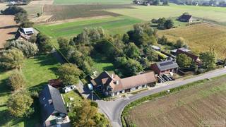 Op zoek naar een woning waar rust centraal staat? Dit pand is rustig gelegen, omringd door groen en biedt dankzij het ruime perceel van maar liefst 2.500m² volop mogelijkheden om te genieten van natuur en de buitenruimte. Bovendien geniet u van een uitstekende bereikbaarheid. <br /> 
<h4>Indeling</h4>
<strong>Gelijkvloers</strong><br />In de inkomhal bevinden zich het apart <strong>toilet</strong>, <strong>badkamer </strong>met ligbad en <strong>wasplaats</strong>.<br />Als we verder door gaan komen we in de volledig <strong>uitgeruste keuken</strong> met zicht op de tuin en de zeer ruime en <strong>lichtrijke living</strong>. Aansluitend hebben we nog een <strong>veranda </strong>en <strong>aparte bureauruimte.</strong><br /><br /><strong>Verdieping</strong><br />Op de verdieping bevinden zich <strong>3 ruime slaapkamers,</strong> waarvan de masterbedroom met dakterras en nog een <strong>badkamer</strong> met toilet en douche.<br /> 
<h4>Troeven</h4>

<ul>
	<li>Grote garage (4 wagens)</li>
	<li>Omringd door groen</li>
	<li>Houtkachel in de living</li>
	<li>Rustig gelegen</li>
	<li>Oud gedeelte werd het dak vernieuwd en klaar om ook hier nog extra leefruimtes/slaapkamers van te maken.</li>
</ul>
<br />Ideaal voor iemand die op zoek is naar een ruime woning met authentieke elementen en goesting om de woning verder uit te bouwen.
<h4><br /><strong>Interesse? Schrijf je in voor het bezoekmoment</strong></h4>
<strong>Schrijf je in voor het bezoekmoment van 28/10 via de zwarte knop "maak een afspraak" op onze website.</strong><br /><br />Wenst u meer info, bel Martijn op het nummer 0470/62.95.68 of mail naar martijn@maesconceptimmo.be 