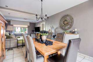 GELIJKVLOERS:- Inkomhal: met aparte WC1. Op écru tegelvloer.- WC1: met wastafeltje; Op écru tegelvloer.- Woonkamer (76m²) : met eethoek,...