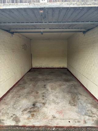 <p><strong><span>TE HUUR – GARAGEBOX IN GARAGECOMPLEX TE EDEGEM</span></strong></p>
<p><span>Praktische en goed gelegen garagebox te huur aan </span><strong><span>Klaverenaard in Edegem</span></strong><span>, gelegen in een </span><strong><span> garagecomplex</span></strong><span>.</span></p>
<p><span>De garagebox beschikt over een breedte van ca. </span><strong><span>2,65 m</span></strong><span> en een diepte van ca. </span><strong><span>2,85 m</span></strong><span>, ideaal voor het veilig stallen van een wagen, motor, fietsen of als extra bergruimte.</span></p>
<p><strong><span>Troeven:</span></strong></p>
<ul>
<li><span>Gelegen in een afgesloten garagecomplex</span></li>
<li><span>Afmetingen: ca. </span><strong><span>2,65 m breed x 2,85 m diep</span></strong></li>
<li><span>Verlicht en verzorgd buitenplein</span></li>
<li><span>Veilige en discrete omgeving</span></li>
<li><span>Ideaal als parkeer- of opslagruimte</span></li>
<li><span>Geen elektriciteit in de garagebox</span></li>
</ul>
<p><strong><span>Ligging:</span></strong><span> Klaverenaard, Edegem</span></p>
<p><span>Een praktische oplossing voor wie op zoek is naar een </span><strong><span>veilige en afgesloten garagebox</span></strong><span> in Edegem.</span></p>