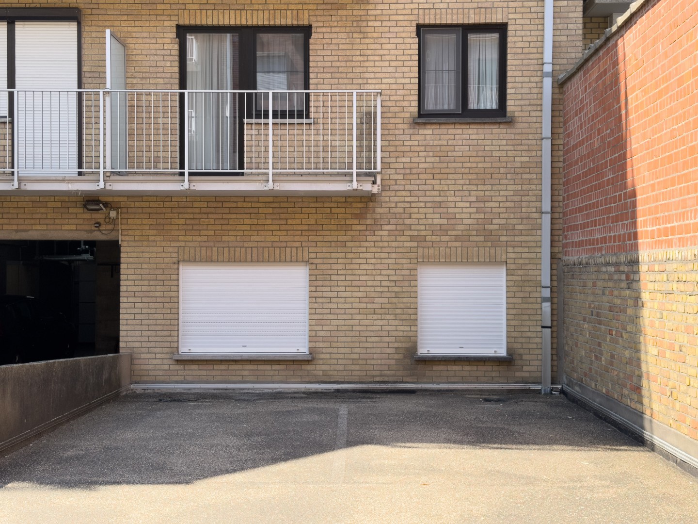Un emplacement pour une voiture (au rez-de-chaussée) facilement accessible à vendre situé dans une résidence bien entretenue, avenue Paul Parmentier à Knokke-Heist. - photo 4