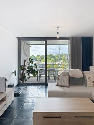 Modern en licht appartement in Residentie "Bloemmolens" aan de oevers van de Nete, op wandelafstand van het centrum van Lier.Indeling: ruime living...