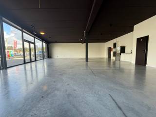 <p>Recente toonzaal / bureelruimte van ca. 155m² met zéér goede zichtbaarheid.</p>
<p>Indeling & omschrijving:<br />De ruimte bestaat uit een moderne toonzaal/bureel met een gepolierde betonvloer met hoge draagkracht en een aparte toiletruimte.<br />Aan de achterzijde bestaat de mogelijkheid om een opslagplaats of werkplaats bij te huren, ideaal voor combinatie van kantoor en logistieke activiteiten.</p>
<p><span>Extra info: kadastraal inkomen ten laste van de huurder</span> I EPC label B I watertoets: P-score: B I G-score: B I vlotte aansluiting op de E313 I gelegen nabij Shopping Park Olen I moderne en professionele uitstraling.</p>