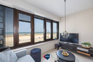Droomt u van wonen aan zee met een adembenemend uitzicht? Dan is dit gerenoveerde appartement met 1 slaapkamer op de tweede verdieping van Residentie Hydro Palace in Oostende-Mariakerke precies wat u zoekt. Van zodra u de leefruimte binnenkomt, wordt uw aandacht getrokken door het prachtige frontale zeezicht. Hier geniet u elke dag van de rust van de Noordzee, indrukwekkende zonsondergangen en een uniek vakantiegevoel, het hele jaar door. De leefruimte sluit perfect aan op de open keuken. Verder beschikt het appartement over één comfortabele slaapkamer en een stijlvolle badkamer. Er is een kelder inbegrepen en optioneel kan een garagebox gekocht worden in het gebouw. Contacteer ons vandaag nog voor meer informatie of een bezoek en ontdek zelf de charme van dit leuke appartement.