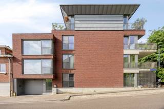 Dit gelijkvloers appartement dat werd gebouwd in 2015, is gelegen in een rustige straat nabij centrum Leuven. <br /><br />Via de inkomhal heb je toegang tot alle ruimtes van het appartement alsook het gastentoilet en vestiairekast. De lichtrijke woonkamer en keuken bieden een aangename leefruimte, terwijl de twee volwaardige slaapkamers zorgen voor optimaal comfort. De badkamer is uitgerust met een douche, ligbad en een dubbele lavabo. De keuken is volledig uitgerust, naast de keuken vinden we een praktische berging met aansluiting voor wasmachine en droogkast.<br /><br />Via de 2 slaapkamers bereiken we het terras en de tuin van 35m², waar je in alle rust kunt genieten van de buitenlucht. Ook via de keuken kan men naar buiten, hier is een overdekt terras met een buitenkast. De tuin en het terras zijn de grote troef van dit appartement, samen met de autostaanplaats vlak voor de deur. De autostaanplaats moet verplicht bijgekocht worden voor 25 000 euro. <br /><br />Elektriciteit is conform. EPC B. Verwarming is op aardgas. Asbest vrij!<br />De gemeenschappelijke kosten zijn 131 euro per maand.<br /><br />Voor meer info of een bezoek ter plaatse, contacteer ons gerust!