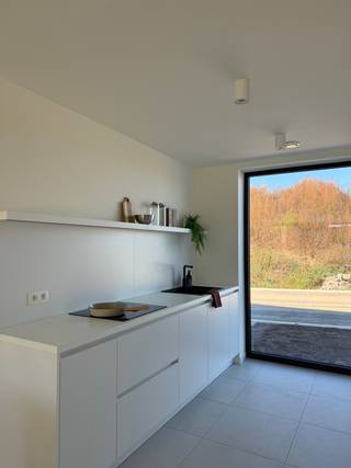 <p><strong>Bezoek dit project tijdens de Nieuwbouwzondag op 25 oktober tussen 14u en 16u!</strong><br /><br /><strong>Hedendaags wonen in het groene hart van Kortenaken</strong></p>
<p>Welkom in project Comperenberg, een stijlvolle nieuwbouwontwikkeling waar rust, duurzaamheid en wooncomfort perfect samenkomen. Dankzij de landelijke ligging geniet je van een groene omgeving, terwijl het dorpscentrum met winkels, scholen en andere voorzieningen zich op wandelafstand bevindt.</p>
<p>Deze moderne woning werd ontworpen met het oog voor kwaliteit, energiezuinigheid en een praktische indeling. Met een warmtepomp, zonnepanelen, ventilatiesysteem D en een E-peil van maximaal 20 ben je verzekerd van een duurzame en toekomstgerichte woning.</p>
<p><strong>Indeling</strong></p>
<p>- Gelijkvloers 0: Inkomhal, leefruimte, open keuken, gastentoilet, garage of carport, tuinberging en een tuin met terras</p>
<p>- Verdieping 1: Nachthal, 3 slaapkamers, badkamer, berging of apart toilet</p>
<p>- Verdieping 2: Ruime zolder bereikbaar via een vaste trap</p>
<p><strong>Troeven:</strong></p>
<p>- Energiezuinige nieuwbouw</p>
<p>- E-peil van (ongeveer) 20 met warmtepomp en zonnepanelen</p>
<p>- Rustige en groene ligging</p>
<p>- 6%% btw mogelijk onder voorwaarden</p>
<p>Interesse? Contacteer ons via 013 31 14 00 voor meer informatie of plan vrijblijvend een bezoek aan de kijkwoning. </p>