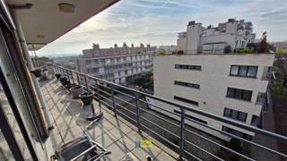 Dit ruim hoek appartement (ca 125m²) is gelegen op de vierde verdieping van een gebouw uit 2002 met lift.  Makkelijk bereikbaar met openbaar vervoer...