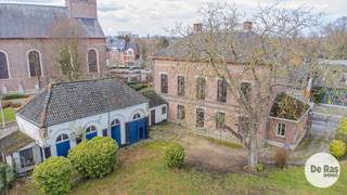 <p>ERPE-MERE –Exclusieve herenwoning met praktijkmogelijkheden <br /><br />Pal in het centrum van Erpe-Mere, op een uitzonderlijke hoeklocatie naast de kerk, bevindt zich deze prestigieuze voormalige pastorie en dokterswoning op een perceel van 13a. Deze eigendom uit het begin van de 19de eeuw wordt aangeboden als een uniek totaalproject waarbij de toekomstige eigenaar de woning aankoopt met mogelijks de renovatie- en afwerkingsplannen.<br /><br />De eigendom bestaat uit een imposant hoofdgebouw met twee authentieke bouwlagen en een afzonderlijk koetshuis. Dankzij de karaktervolle indeling met centrale inkomhal, ruime leefvertrekken en een aparte toegang tot de voormalige praktijkruimte leent deze eigendom zich perfect voor vrije beroepen zoals artsen, advocaten, kinesisten of ondernemers die wonen en werken wensen te combineren op één exclusieve locatie.<br /><br />De ligging vormt hierbij een absolute meerwaarde en geniet bovendien van een vlotte bereikbaarheid.<br /><br />De toekomstige afwerking voorziet uitsluitend hoogwaardige materialen en verfijnde natuurelementen die perfect aansluiten bij de authentieke uitstraling van het gebouw. Denk aan luxueus maatwerk, stijlvolle vloeren, performante technieken en een afwerkingsniveau van absolute topklasse.<br /><br />Daarnaast wordt maximaal ingezet op hedendaags wooncomfort en energie-efficiëntie, met onder meer doorgedreven domotica, duurzame technieken, performante isolatie en alle moderne voorzieningen die beantwoorden aan de hoogste verwachtingen van vandaag én morgen.<br /><br />Authentieke elementen zoals sierplafonds, originele schouwen, hoge plafonds en karaktervolle ruimtes blijven behouden en worden harmonieus gecombineerd met een luxueuze hedendaagse architecturale invulling.<br />Ook het voormalige koetshuis biedt diverse mogelijkheden en kan volledig worden ingevuld volgens de wensen van de toekomstige eigenaar.<br /><br />Een uitzonderlijke opportuniteit voor wie op zoek is naar een prestigieuze eigendom met uitstraling, comfort en professionele mogelijkheden op toplocatie.</p>