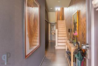 Te midden centrum Zottegem vinden we deze ruime en hoogwaardig afgewerkte burgerwoning, voorzien van een inkomhall met gastentoilet en doucheruimte. Via 2 glazen schuifdeuren bereiken we de lichtrijke leefruimte, ingedeeld als gezellige zithoek, met ingebouwde gas sfeerhaard, een eetplaats en achteraan een knappe keuken met verplaatsbaar eiland. Vanuit de keuken hebben we toegang en zicht op de aangelegde tuin en terras. Op de 1ste verdieping vinden we een grote kamer met een ruime dressing en een bijzonder knappe badkamer, met ligbad, meubel, inloopdouche en toilet! De zolderverdieping is momenteel ingericht als 1 grote kamer met mezzanine zolder. Hier bestaat perfect de mogelijkheid om 2 kamers te maken. Verder beschikt deze woning over een droge kelder met wasplaats. Goed EPC, conforme elektriciteit en zonnepanelen met thuisbatterij! Voor meer inlichtingen of een bezoek, contacteer Veronique 0483/676579