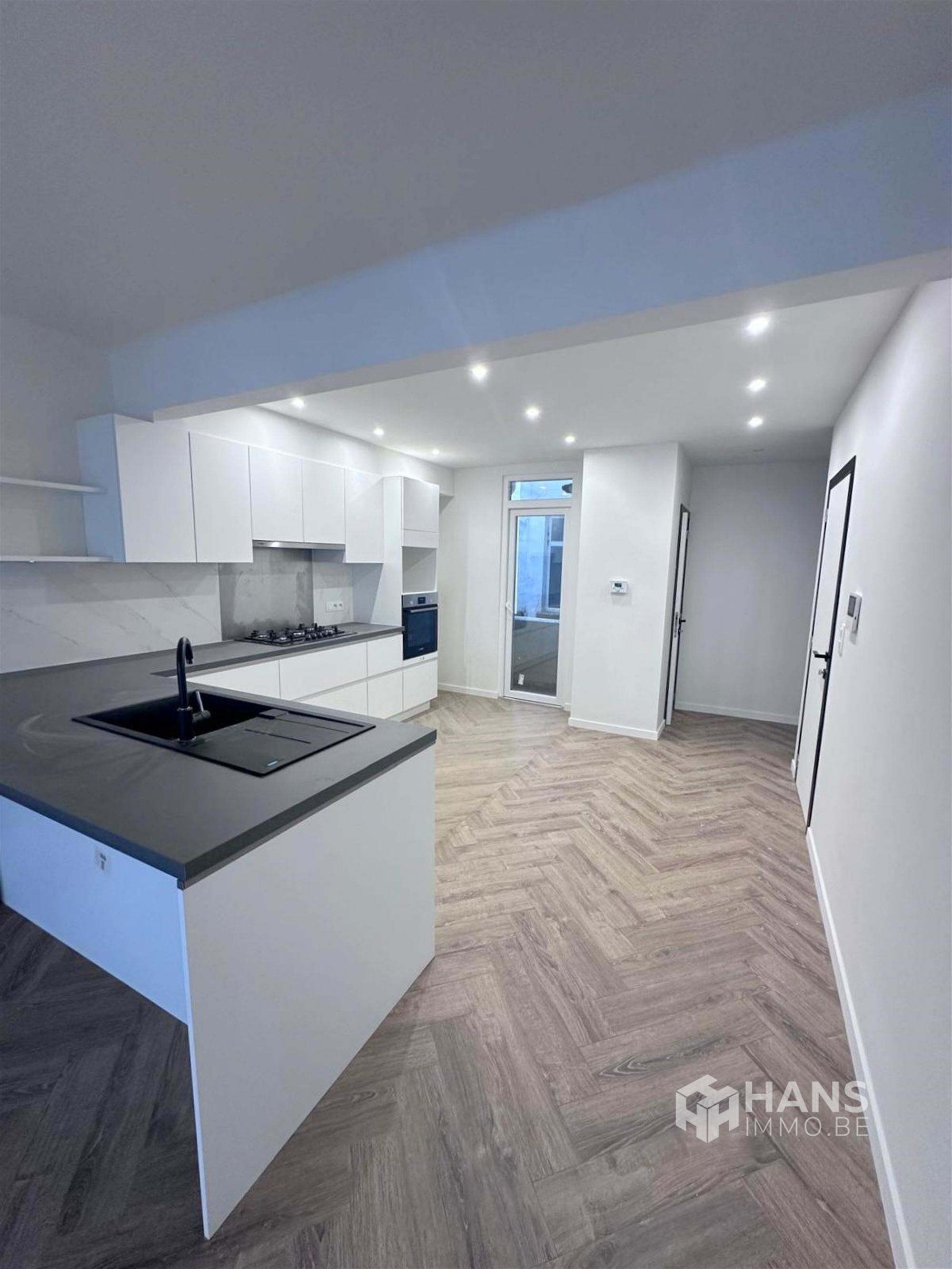 Gerenoveerd appartement ( 115m² ) met 2 slaapkamers, bureau en terras vlakbij het Centraal station van Antwerpen. - foto 4