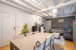 Charmante te renoveren woning in Overmere (Berlare). Bezoekdag zondag 22/12, inschrijven via lander@immovlaenderen.be
Bent u op zoek naar een gezellige starterswoning met veel potentieel in het rustige en groene Overmere? Dan is dit uw kans!
Deze charmante woning biedt alles wat u nodig heeft:
- 3 slaapkamers – Ideaal voor gezinnen of voor wie graag een extra bureau of hobbykamer wenst.
️- Ruime leefruimte en keuken
- Badkamer en veranda – Geniet van de zonnestralen met uitzicht op tuin.
- Ruime garage – Een echte troef voor opslag of als werkplaats.
- Prachtig aangelegde tuin – Hier geniet u 's avonds van de zon en van totale ontspanning.
De woning wordt verwarmd met een pelletkachel en de toestellen werken op elektriciteit. Op de eerste verdieping vindt u de grootste slaapkamer en een opbergruimte. Deze verdieping kan u omtoveren naar meerdere slaapkamers.
Geïnteresseerd? Grijp dan nu uw kans om eigenaar te worden van deze leuke woning. Maak snel een afspraak voor een bezoek en ontdek alle troeven zelf!
Renovatieverplichting!
Contacteer Lander voor een afspraak of meer informatie.