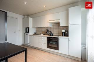 Dit instapklaar appartement met garage is gelegen in een rustige straat met dichtbij verschillende buurtwinkels en supermarkten. Verbinding met tram...