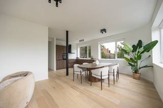 <p><span> </span></p><p><span>Op zoek naar een appartement waar licht, rust en een hoogwaardige afwerking centraal staan? Dan zit je hier helemaal goed. Dit stijlvolle nieuwbouwappartement op de derde verdieping combineert een warme, moderne uitstraling met een royale leefruimte, een gezellig terras en een toplocatie in de groene Pulhofwijk.  Garage of autostaanplaats optioneel aan te kopen.</span></p><p><span> </span></p><p><span>Ruimte, licht &amp; een warme afwerking</span></p><p><span>Via de inkomhal op prachtige lichte vloer stap je meteen binnen in de indrukwekkende leefruimte, waar de grote raampartijen aan drie zijden zorgen voor een overvloed aan natuurlijk licht en mooie zichten op het groen rondom. De leefruimte heeft een open, luchtig gevoel dankzij de hoge plafonds en de slimme indeling. Er is meer dan voldoende plaats voor een gezellige zithoek en een grote eettafel. De zwarte stalen steunpilaar geeft het geheel bovendien een subtiele lofttoets.</span></p><p><span>Aansluitend vind je de volledig geïnstalleerde open keuken in warme houtlook, strak afgewerkt met een licht werkblad en kwaliteitsvolle toestellen: inductiekookplaat, dampkap, oven, koelkast, diepvries, vaatwasser en spoelbak. Dankzij de vele ramen kook je hier altijd in natuurlijk daglicht.</span></p><p><span>Via de dubbele deur stap je het gezellige terras op, waar je heerlijk buiten kunt zitten met zicht over de omliggende daken en bomen. Een perfecte plek voor een koffie in de ochtendzon of een apero na het werk.</span></p><p><span> </span></p><p><span>Rustige slaapkamer &amp; stijlvolle badkamer</span></p><p><span>De slaapkamer bevindt zich apart van de leefruimte en kijkt uit op het groen, wat zorgt voor een heerlijk rustig gevoel. Dankzij de grote ramen komt ook hier veel licht binnen.</span></p><p><span>De badkamer werd luxueus afgewerkt met grote beige marmerlooktegels en warme houtaccenten. Je hebt hier douche met glazen wand, een modern lavabomeubel, toilet én aansluiting voor een wasmachine. Alles straalt rust, kwaliteit en tijdloze elegantie uit.</span></p><p><span> </span></p><p><span>Groen wonen op toplocatie in Berchem</span></p><p><span>Je woont hier in de gegeerde Pulhofwijk: een rustige, groene buurt vlakbij alles wat je nodig hebt. Winkels, supermarkten, openbaar vervoer en belangrijke invalswegen liggen op een steenworp. Ook sportclubs, scholen en gezellige horeca zijn vlakbij. Dankzij de vlotte verbindingen ben je bovendien snel in Antwerpen centrum of op de Ring.</span></p><p><span> </span></p><p><span>Maatregelenregister: in aanvraag</span></p><p><span> </span></p><p><span> </span></p><p><span> </span></p>