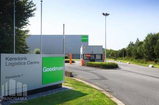 Spacieux et modernes entrepôts logistiques bénéficiant d’une situation stratégique à Willebroek, le long du canal maritime Bruxelles-Willebroek et à proximité immédiate de l’A12 et de la N16. Grâce à sa situation centrale entre Anvers et Bruxelles, le site constitue une base idéale pour les activités logistiques.<br /><br />L’espace d’entreposage dispose d’une superficie totale de 11 477 m², avec une hauteur libre de 10 m, et est équipé de 12 quais de chargement (3 m x 3 m), d’1 porte sectionnelle (4 m x 4,5 m) et d’une charge au sol élevée de 50 kN/m². Les bâtiments sont équipés d’un système de sprinklers ESFR, d’un éclairage LED avec détecteurs de mouvement et de toutes les installations utilitaires nécessaires.<br /><br />Ce site logistique combine efficacité, confort et durabilité et bénéficie d’un score BREEAM In-Use « Very Good ». Le site dispose également de nombreuses places de parking.<br /><br />En plus de cette unité, deux autres surfaces intéressantes sont disponibles : un entrepôt de 8 050 m² avec 280 m² de bureaux et un second entrepôt de 8.751 m². <br /><br />Disponible immédiatement !<br /><br />Contactez<strong> PANORAMA B2B </strong>pour plus d’informations, les plans ou organiser une visite sans engagement au <strong>03 225 03 03.</strong>