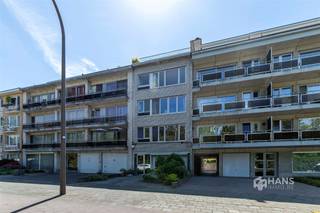 <p><span>Ter Heydelaan 346 (3e verd.) - Deurne</span></p><p><span> </span></p><p><span>Goed onderhouden appartement (84 m²) met 2 slaapkamers en terras (9 m²) in Deurne.</span></p><p><span> </span></p><p><span>In de Ter Heydelaan woon je vlak bij het gemeentepark Bremweide en het Rivierenhof. Je geniet er van een vlotte verbinding met bus, tram en velo, terwijl je met de auto in enkele minuten de in- en uitvalswegen bereikt. Winkels en supermarkten zijn ruim aanwezig in de buurt.</span></p><p><span> </span></p><p><span>Het appartement bevindt zich op de derde verdieping van een goed onderhouden gebouw. Dankzij de kleinschaligheid zijn de vaste kosten beperkt en de verwarming is individueel op gas. Het appartement is doorheen de jaren uiterst goed onderhouden en behaalt een gunstige EPC-score B, maar is hier en daar eventueel naar eigen smaak te moderniseren.</span></p><p><span> </span></p><p><span>Je komt binnen in de hal met ingemaakte vestiairekast. Vooraan bevindt zich de woonkamer (32 m²) met aangrenzend de aparte keuken (9 m²) met basisuitrusting. Je geniet hier van een gunstig en groen zicht op de omgeving. Centraal in het appartement treffen we de badkamer (6 m²) met lavabo en ligbad/douche. De wc is apart. De 2 volwaardige slaapkamers van 11 m² en 15 m² zijn gelegen aan de achterzijde en vanuit de kleinste heb je toegang tot het zuid-oost-georiënteerde terras (9 m²).</span></p><p><span> </span></p><p><span>Ben je op zoek naar een betaalbaar appartement op een gunstige locatie? Mis deze kans niet!</span></p><p><span>Bewoonbare opp. 84 m² ref.: bruto vloeropp. EPC-certificaat Voor meer info of een gratis schatting surf naar www.hansimmo.be</span></p><p><span> </span></p>