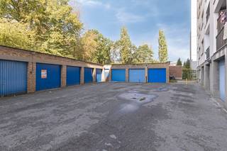 Deze gesloten GARAGEBOX bevindt zich op een TOPLOCATIE, vlakbij het STATION én het CENTRUM.<br />Verlichting en elektriciteit aanwezig.<br />Afmeting: 2,76m x 6,13m = 16,92m2<br />Neem contact met ons op voor een bezoek ter plaatse en misschien geniet jij binnenkort van het gemak van een eigen parkeerplaats vlakbij centrum Brugge!