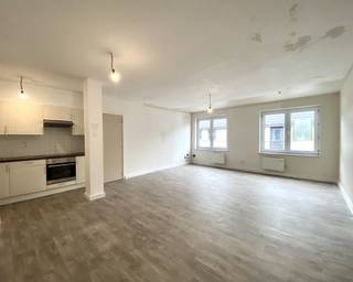 Op een rustige ligging, nabij de Onze-Lieve-Vrouwemarkt, bevindt zich dit op te frissen appartement met één volwaardige slaapkamer in de residentie "Delfino" op de 2de verdieping (hoogste verdiep, aan de voorkant). Mits de nodige creativiteit kan hier opnieuw een aangename en comfortabele woonst gecreëerd worden.<br /><br />De indeling omvat:<br /><br />- een ruime leefkamer met een open zicht en aangename natuurlijke lichtinval;<br />- een open, eenvoudig keukenblok voorzien van spoelbak, oven, keramische kookplaat, dampkap en koelkast;<br />- een aparte, volwaardige slaapkamer;<br />- een ingerichte badkamer met lavabo, douchecel en toilet.<br /><br />Extra voorzieningen:<br /><br />- aansluiting op stadswater;<br />- zonnepanelen;<br />- PVC-ramen met dubbele beglazing;<br />- elektrische verwarming.<br /><br />Een interessante opportuniteit voor wie op zoek is naar een appartement met een centrale ligging en bereid is om het naar eigen smaak op te frissen. Ook voor de investeerder een uitgelezen kans.<br /><br />Het appartement er tegenover (bus 22) bieden wij eveneens te koop aan. <br /><br />Ontdek deze beide opportuniteiten op de bezoekdag van donderdag 8 oktober 2026! Reserveer uw tijdslot spoedig!