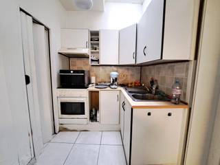 <p><strong>Sommige woningen zijn meteen instapklaar. Andere geven je de kans om helemaal opnieuw te beginnen. Deze woning in de gegeerde wijk Het Looks in Lier behoort tot die laatste categorie. Een plek waar je niet alleen een huis koopt, maar vooral de vrijheid krijgt om er jouw eigen thuis van te maken.</strong></p><p><strong> </strong></p><p><strong>Een blanco canvas</strong></p><p>De woning is volledig te renoveren en biedt alle ruimte om je eigen ideeën tot leven te brengen. Of je nu droomt van een moderne gezinswoning, een karaktervolle stadswoning of een slimme investering, hier vertrek je van een sterke basis.</p><p><strong> </strong></p><p><strong>Ruimte om te groeien</strong></p><p>Vandaag beschikt de woning over twee slaapkamers. Daarnaast wacht op de zolderverdieping nog heel wat potentieel. Mits de nodige aanpassingen en volgens de geldende voorschriften creëer je hier eenvoudig extra slaapkamers, een hobbyruimte of een rustige thuiswerkplek.</p><p><strong> </strong></p><p><strong>Alles binnen handbereik</strong></p><p>De ligging is zonder twijfel een van de grote troeven. In de populaire wijk Het Looks woon je op korte afstand van winkels, scholen, openbaar vervoer en het historische centrum van Lier. Alles wat je nodig hebt, ligt binnen handbereik.</p><p><strong> </strong></p><p><strong>Een woning met mogelijkheden</strong></p><p>Of je nu een starter bent die graag de handen uit de mouwen steekt, een investeerder met een scherp oog voor potentieel of iemand die al langer droomt van een renovatieproject: deze woning biedt alle ingrediënten om er iets moois van te maken.</p><p>Misschien is dit wel de plek waar jouw volgende hoofdstuk begint.</p><p> </p><p>Interesse? Contacteer ons voor een bezoek.</p>