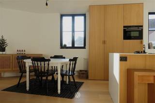<p><span>GENT - Krijgsgasthuisstraat 2B: Ben je op zoek naar een </span><span>ruim duplex appartement te huur in Gent?</span><span> Dan is dit pand mogelijk iets voor jou.</span></p><p><span> </span></p><p><span>De voornaamste troeven:</span></p><ul><li><span>Kwalitatief gerenoveerd</span></li><li><span>Lichtrijke leefruimtes</span></li><li><span>Uitstekende locatie: nabij supermarkten, winkels, restaurants, etc.</span></li><li><span>Vlakbij belangrijke uit- en invalswegen</span></li></ul><p><span> </span></p><p><span>Indeling:</span></p><p><span>Het duplex appartement is gelegen op de eerste verdieping zonder lift.</span></p><p><span>Lichtrijke leefruimte met terras, volledig ingerichte open keuken. Op de verdieping bevindt zich de hal met ingebouwde kast, twee slaapkamers, apart toilet en de badkamer uitgerust met douche, lavabomeubel en aansluiting wasmachine.</span></p><p><span> </span></p><p><span>Ruime kelderberging aanwezig!</span></p><p><span> </span></p><p><span>Belangrijke informatie:</span></p><p><span>Beschikbaar vanaf: 01/11/2026. Domicilie verplicht.</span></p><p><span>Huurprijs: € 1.250 euro/maand + € 10 euro/maand algemene kosten. EGW (elektriciteit, gas en water) afzonderlijk af te rekenen. </span></p><p><span> </span></p><p><span>Interesse in dit knap appartement? Vraag dan snel jouw bezoek aan via onze website www.axellenaerts.be!</span></p><p><span> </span></p>
