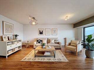 Dit gezellige appartement met 2 slaapkamers is perfect voor wie op zoek is naar een comfortabele thuisbasis in Gent. Op wandelafstand vind je lokale handelaars, gezellige cafés, supermarkten, openbaar vervoer enzovoort.Daarnaast zijn ook verschillende onderwijsinstellingen en belangrijke invalswegen vlot bereikbaar.Indeling:inkomhal - leefruimte met geïnstalleerde, open keuken - balkon - berging met aansluiting voor wasmachine - toilet - slaapkamer 1 - badkamer (dubbel lavabomeubel en douche) - slaapkamer 2 - kelderberging Een autostaanplaats die men dient bij te huren aan 50,00 EUR/maand.De gemeenschappelijke kosten, onder de vorm van een provisie, bedragen 50,00 EUR/maand en dienen voor het onderhoud van de gemeenschappelijke delen.Onmiddellijk beschikbaar!