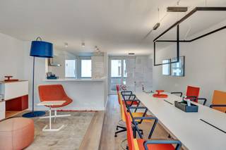 Deze prachtige duplex gelegen op de Naamsestraat, in een prestigieuze wijk biedt een moderne en elegante leefomgeving. Het biedt een inkomhal met vestiaire en apart toilet, ruime slaapkamer met badkamer. Op de verdieping vindt u een ruime en lichtrijke woonkamer met terras, volledig uitgeruste open keuken (Miele electro), eetkamer en een tweede terras. Op de tweede verdieping: ruime slaapkamer met twee balkons en een en-suite badkamer. Kelder ondergronds. Ruime parkeerplaats in het gebouw: + € 45.000. Elektriciteit conform. Vrij bij akte. Zal u bekoren met zijn hoogwaardige afwerkingen, uitstekende ligging en de uitzonderlijke lichtinval! Zeker te bezoeken