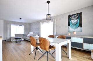 <p>Cette maison comprend au rez-de-chaussée un hall d'entrée, des toilettes, un espace de vie avec coin salon et salle à manger, une cuisine ouverte équipée, un débarras et un garage.<br />À l'étage, vous trouverez 3 chambres et une salle de bain moderne avec lavabo, toilettes, baignoire et douche.<br />Magnifique terrasse orientée sud-ouest avec jardin et abri de jardin.<br />Disponible immédiatement !<br />Intéressé ?<br />Contactez Immo Roman, gsm 0472 35 92 86</p>