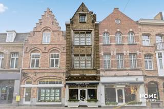 In het hart van Ieper bieden wij deze interessante investeringseigendom aan, momenteel verhuurd als winkelruimte. De eigendom is sinds de jaren 80 onafgebroken verhuurd aan dezelfde huurder, een ondertussen alom gekende en gevestigde handelszaak in Ieper.<br /><br />Het betreft hier de verkoop van één deel van het pand. De huidige huurder wenst de huur verder te zetten, wat deze eigendom bijzonder aantrekkelijk maakt voor investeerders op zoek naar stabiele en zekere huuropbrengsten.<br /><br />De benedenverdieping is ingericht als handelsruimte, terwijl de bovenverdiepingen momenteel dienstdoen als stockageruimte.<br /><br />Reeds uitgevoerde werken:<br /><br />Het dak is geïsoleerd<br /><br />De ramen aan de achterzijde werden vernieuwd<br /><br />Een unieke kans om te investeren in een commercieel goed op toplocatie, met een betrouwbare huurder en een lange historiek. <br /><br />Voor meer informatie of een plaatsbezoek contacteer Home Hunters op het nummer 057/377.477 of via hallo@homehunter.be