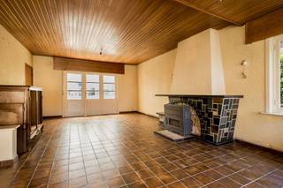 <p><span>Woning met karakter en tal van mogelijkheden om uw eigen woonwensen te realiseren.</span></p><p><span>Gelegen in een rustige, residentiële straat geniet deze woning van een uitstekende ligging, vlakbij groen, scholen, winkels en belangrijke invalswegen. Op de ruime oprit is plaats voor twee wagens en de voortuin biedt alle mogelijkheden om een aangename, groene omgeving te creëren. </span></p><p><span>Via de inkomhal betreedt u de gezellige leefruimte, waar voldoende plaats is voor zowel een comfortabele zithoek als een ruime eethoek. De leefruimte staat in verbinding met de sfeervolle veranda via een authentieke driedelige houten deur. De veranda strekt zich uit over de volledige breedte van de woning en vormt een heerlijke plek om het hele jaar door te genieten van het uitzicht op de groene, zonnige tuin.</span></p><p><span>Naast de leefruimte bevindt zich de keuken, die desgewenst eenvoudig kan worden geïntegreerd tot een open leefkeuken. Aansluitend vindt u een praktische berging met apart toilet en een rechtstreekse toegang tot de garage.</span></p><p><span>De zuidgerichte tuin rondom de woning vormt een ideale omgeving om in alle rust te ontspannen.</span></p><p><span>Op de eerste verdieping bevinden zich drie volwaardige slaapkamers en een badkamer uitgerust met een ligbad, lavabo en toilet. Bovendien beschikt de woning over een zolder en een kelder, die zorgen voor extra opbergmogelijkheden.</span></p><p><span>Dankzij haar karaktervolle uitstraling, ruime indeling en uitstekende ligging vormt deze villa de perfecte basis voor wie op zoek is naar een warme gezinswoning die volledig naar eigen smaak kan worden gerenoveerd en ingericht. (Renovatieplicht)</span></p>