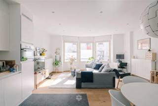 <p><span>GENT CENTRUM - Stijlvol 1 slaapkamer-appartement met hoogwaardige afwerking, ingebouwde kasten en prachtig terras</span></p><p><span> </span></p><p><span>Dit lichtrijke appartement met één slaapkamer is gelegen op de tweede verdieping van een kleinschalige residentie in de gegeerde Sint-Pietersnieuwstraat, midden in de Gentse Binnenstad.</span></p><p><span>De residentie werd in 2016 volledig gerenoveerd, waarbij ingezet werd op energiezuinige technieken en een kwalitatieve afwerking. Dankzij de centrale ligging, het hedendaags comfort en de duurzame materialen biedt dit appartement een toekomstgerichte woonopportuniteit, zowel voor eigen bewoning als voor wie op zoek is naar een interessante investering.</span></p><p><span> </span></p><p><span>De belangrijkste troeven in een notendop: </span></p><ul><li><span>Luxueuze uitstraling</span></li><li><span>Op wandelafstand van openbaar vervoer, studentencampussen, winkels en horeca</span></li><li><span>Volledig voorzien van inbouwkasten (vestiaire, dressing en berging)</span></li><li><span>Kwalitatieve materialen</span></li><li><span>Zonnig west-georiënteerd terras</span></li><li><span>EPC Label A, asbestveilig en conforme elektriciteit</span></li></ul><p><span> </span></p><p><span> </span></p><p><span>Indeling: Inkomhal met ingebouwde vestiaire, wasberging, apart toilet, lichtrijke leefruimte met open keuken voorzien van inbouwtoestellen en tegelvloer, aangename zithoek en eetkamer, nachthal met toegang tot het ruime terras, slaapkamer met ingebouwde dressingkasten, stijlvolle badkamer uitgerust met een lavabomeubel en ligbad met douche. Het appartement geniet daarnaast van energiezuinige technieken, individuele tellers en een voordelig EPC Label.</span></p><p><span> </span></p><p><span> </span></p><p><span> </span></p><p><span>Belangrijk: </span></p><p><span>Richtprijs: 399.000 EUR</span></p><p><span>EPC: 88 kWh/m² jaar (UC: 20260616-0003895070-RES-1)</span></p><p><span>Geen renovatieverplichting</span></p><p><span> </span></p><p><span>Benieuwd? Contacteer Axel Lenaerts makelaars voor meer info of een bezoek via <span>Laurens@axellenaerts.be</span></span><span> of 09 245 24 24</span></p><p><span> </span></p>