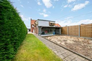 Ledegem-centrum. Sterk gebouwde half open bebouwing met 3 slaapkamers, bijgebouw en extra mogelijkheden. Perceel +/- 346m2. Te vernieuwen !Dichtbij...