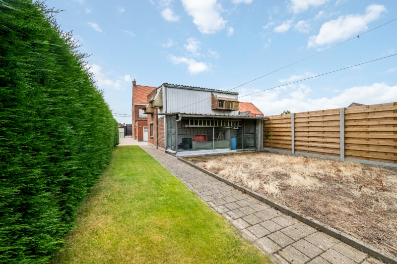 Ledegem-centrum. Sterk gebouwde half open bebouwing met 3 slaapkamers, bijgebouw en extra mogelijkheden. Perceel +/- 346m2. Te vernieuwen ! - foto 2