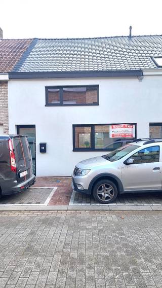 Deze gerenoveerde en instapklare woning is centraal gelegen te Bredene Dorpop wandelafstand van winkels, openbaar vervoer en op fietsafstand van zee...