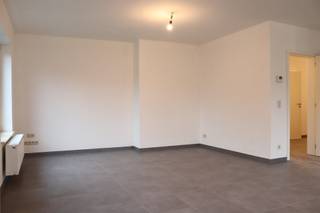 <p><span>Dit ruime appartement is gunstig gelegen in een rustige woonomgeving in Wetteren, op korte afstand van het centrum, winkels, scholen en openbaar vervoer. Ook de belangrijkste invalswegen zijn vlot bereikbaar.</span></p><p><span>Het appartement beschikt over een lichtrijke leefruimte van 22 m², een apart toilet, een praktische berging en een ingerichte douchekamer met douche, lavabomeubel en aansluitingen voor een wasmachine en droogkast.</span></p><p><span>Verder zijn er drie ruime slaapkamers van respectievelijk 14 m², 11 m² en 9 m². Achteraan het gebouw is tevens een privatieve garage ter beschikking.</span></p><p><span>Huurprijs: 825 per maand.<br />Gemeenschappelijke kosten: 25 per maand.</span></p><p><span>Het appartement is beschikbaar vanaf 01/10.</span></p>