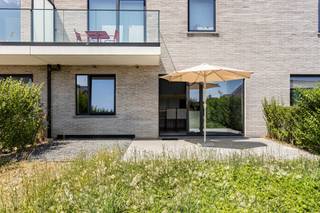 <p><span>Bent u op zoek naar een instapklaar gelijkvloers appartement met een hoogwaardige afwerking in Dilbeek? Dan is dit recente nieuwbouwappartement met twee slaapkamers precies wat u zoekt. </span><span>Gelegen in de Stichelgatstraat 4 geniet u van een uitstekende ligging met scholen, winkels, het centrum van Dilbeek en de op- en afrit van de autosnelweg op korte afstand. <br /><br />De ideale uitvalsbasis voor wie comfortabel wil wonen met alle voorzieningen binnen handbereik.<br /><br /><span>Indeling</span></span></p>
<p><span>Bij aankomst wordt u verwelkomd in een verzorgde en perfect onderhouden residentie uit 2021. Het appartement bevindt zich op het gelijkvloers en is bereikbaar via een rustige gemeenschappelijke inkomhal.</span></p>
<p><span>Binnenkomen doet u in de inkomhal die toegang geeft tot de lichtrijke leefruimte. Dankzij de grote raampartijen geniet de woonkamer van een aangename lichtinval en een mooi zicht op het terras en de zuidgerichte tuin. De open keuken vormt zonder twijfel het hart van het appartement en is volledig uitgerust met kwaliteitsvolle toestellen, waaronder een koelkast, diepvries, stoomoven en combi-oven. Bovendien werd gekozen voor een bijzonder stijlvolle afwerking met onder meer een marmeren werkblad, een Quooker-kraan, twee onzichtbare deuren naar de berging en de wasplaats en een geïntegreerde kookplaat met ingebouwde dampafzuiging. Een keuken die functionaliteit en design perfect combineert.</span></p>
<p><span>Via het grote schuifraam bereikt u het zonnige terras en de privatieve tuin met een gunstige zuidoriëntatie, waar u in alle rust kunt genieten.</span></p>
<p><span>Verder beschikt het appartement over twee volwaardige slaapkamers en een stijlvolle badkamer met inloopdouche, dubbele wastafel en toilet. Ook hier werd gekozen voor een luxueuze afwerking die volledig aansluit bij de rest van het appartement.</span></p>
<p><span>Extra troeven: EPC-label A, conforme elektriciteitsinstallatie, vloerverwarming en een lift die u tot in de ondergrondse garage brengt.</span></p>
<p><span>Daarnaast bestaat de <span>mogelijkheid om een ondergrondse staanplaats aan te kopen voor € 25.000</span>.</span></p>
<p><strong>Kortom, een recent en energiezuinig appartement waar luxe, comfort en een uitstekende ligging samenkomen.</strong></p>
<p><span>Interesse? Contacteer ons gerust voor meer informatie of een bezoek.</span></p>
<p>info@impromove.be – 02 887 80 56</p>