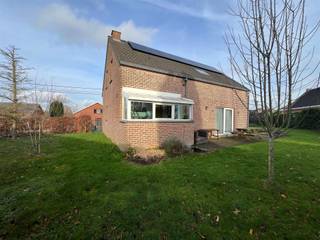 SOUS OPTION Deux Acren, dans un environnement calme et apprécié, une très jolie villa récente (2005) sur un terrain de parfaite dimension (8,6...